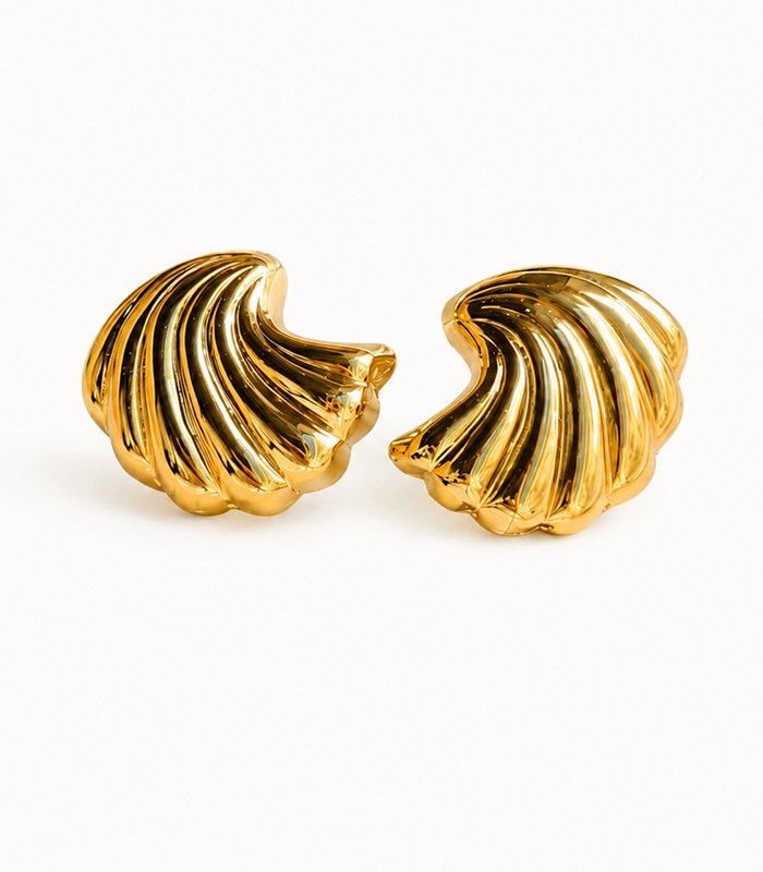 8 folder plain Royale Seashell Stud Earrings - Image 1